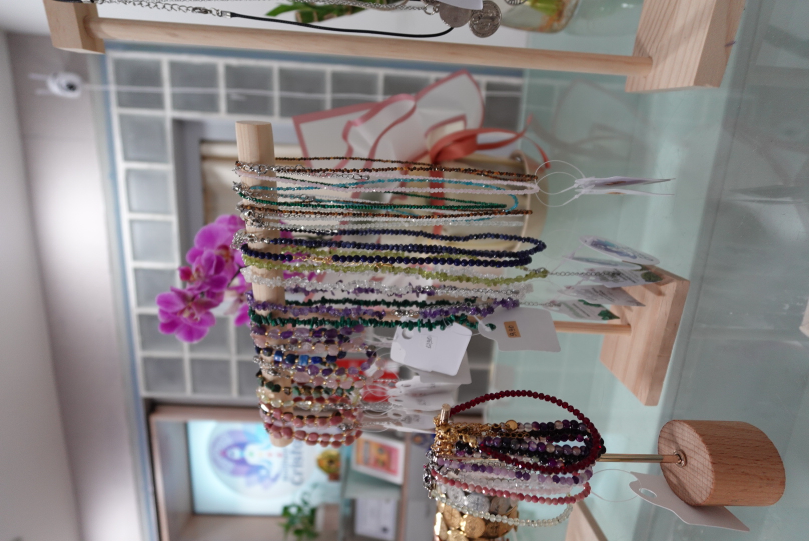 Colares e pulseiras de pedras naturais em expositor