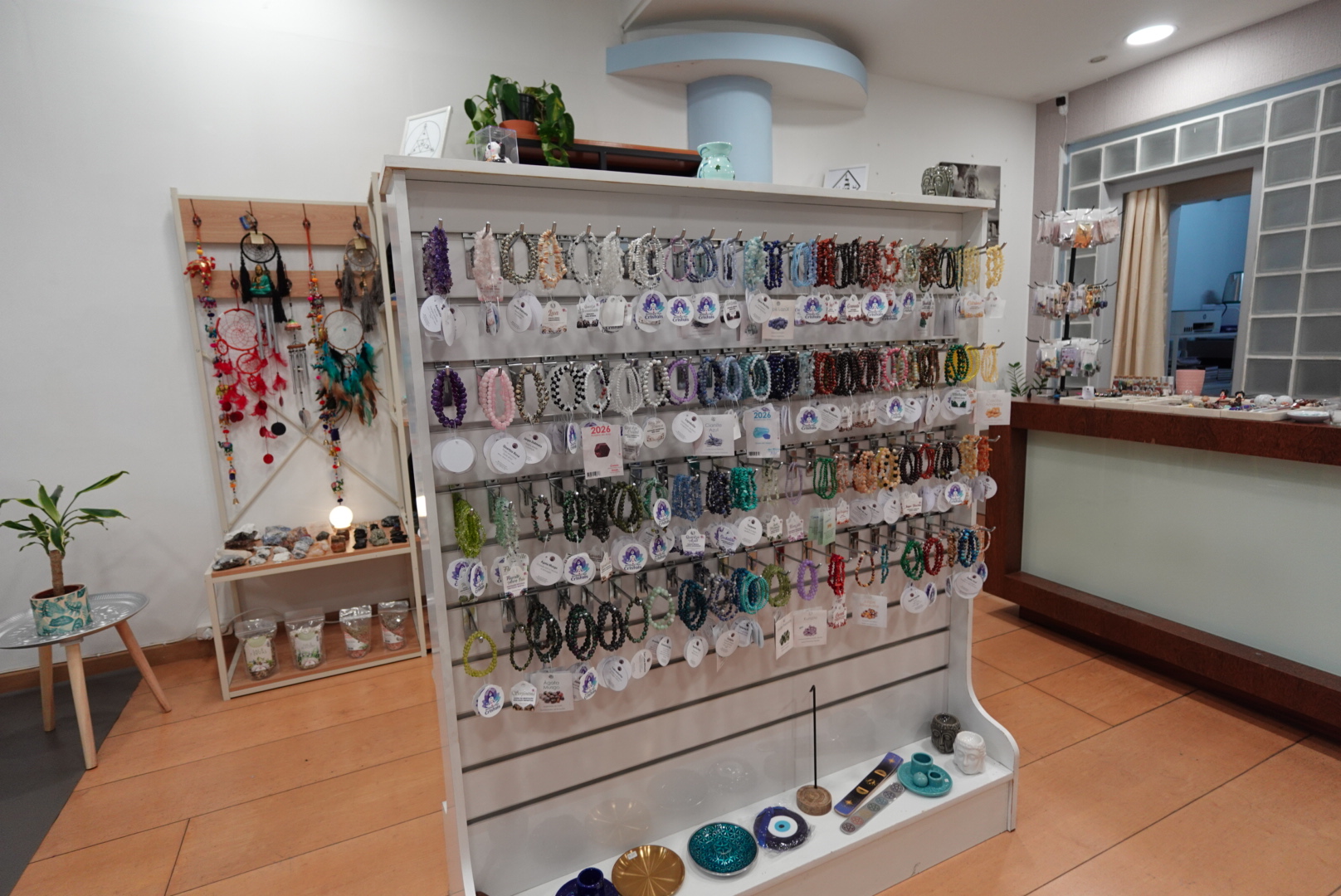 Parede de pulseiras de cristais coloridas